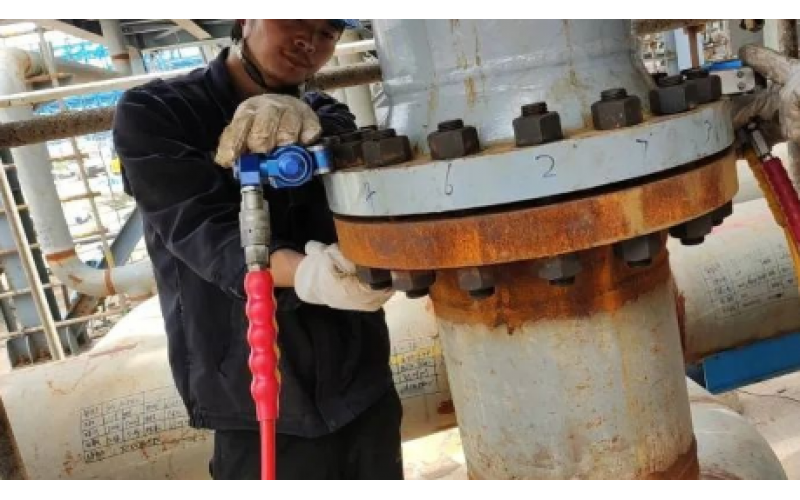 冶金余热回收设备螺栓安装预紧选用KWZK完美体育在线注册,完美体育（中国）液压力矩扳手